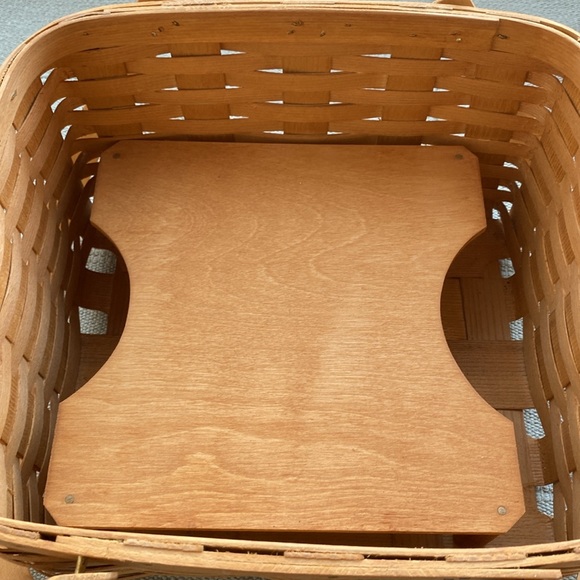 Peterboro Two-Pie Basket with Solid Lid and Tray - Picture 9 of 12